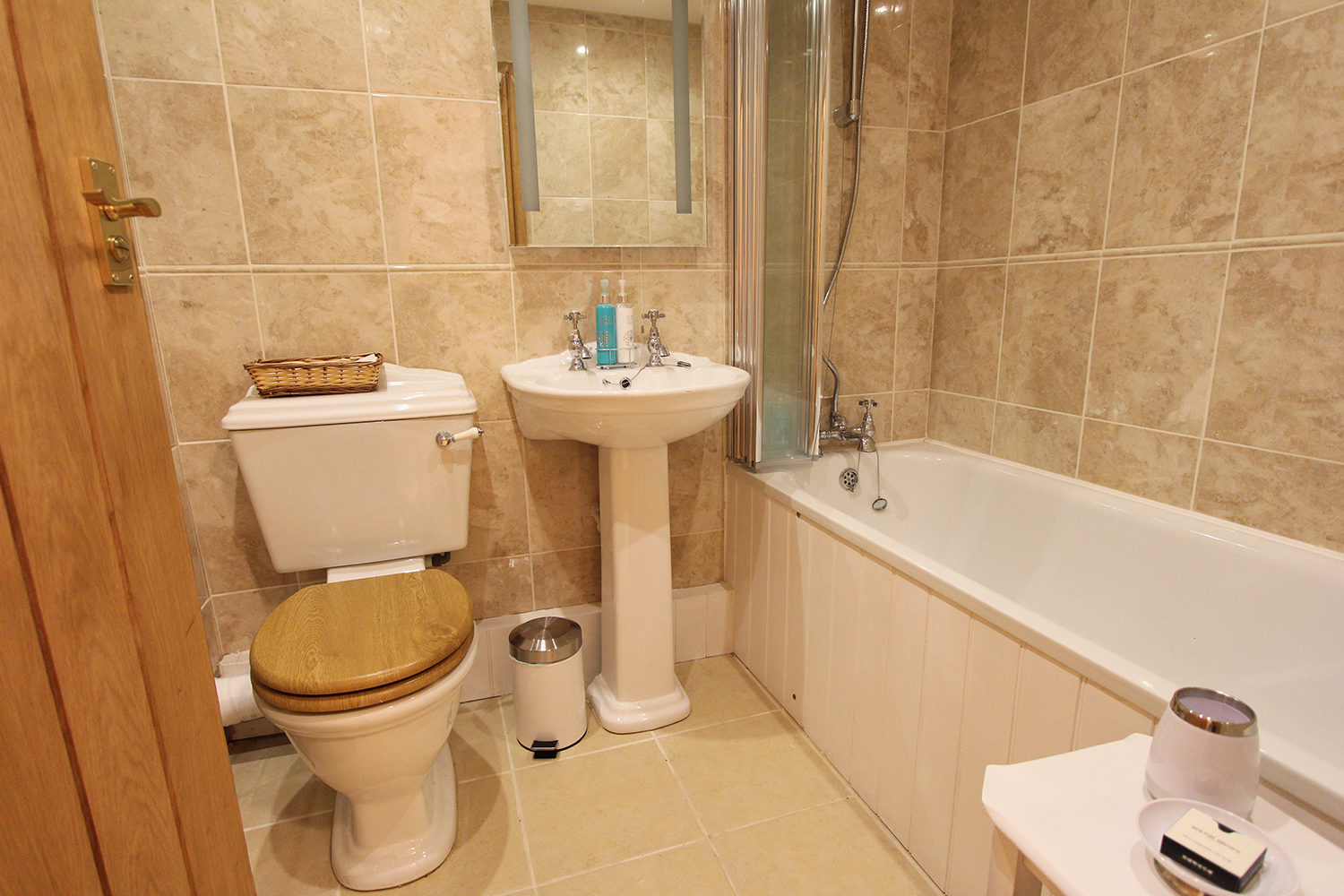 MAIN%20BATHROOM%202.JPG
